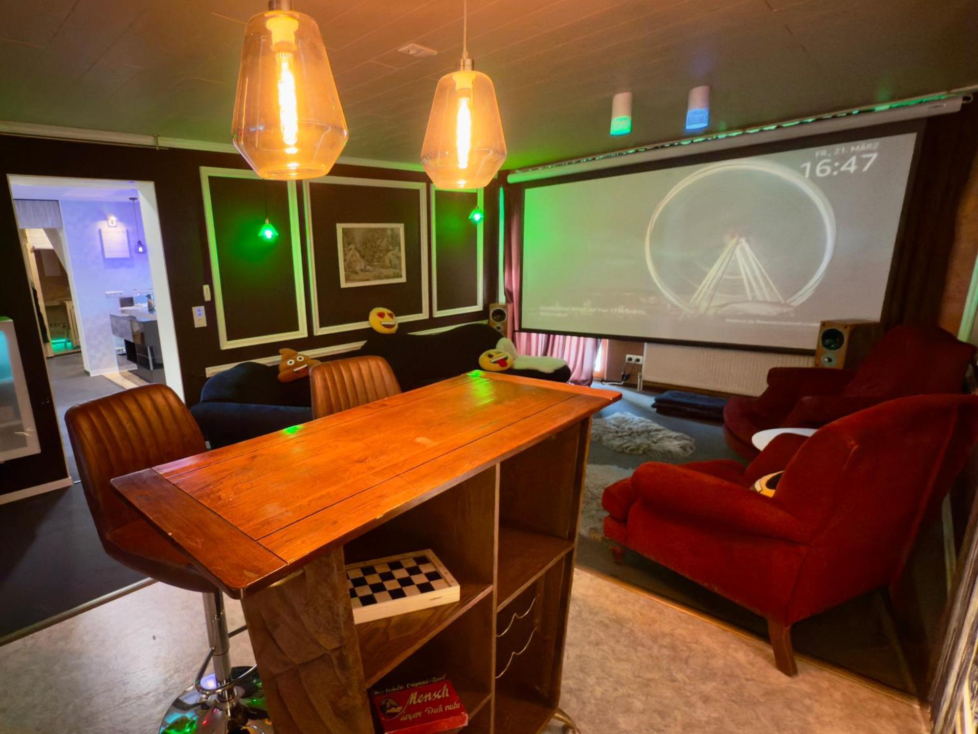 Bookeinfach Bad Ems - Private - Sauna Jacuzzi Whirlpool Swimmingpool Alahna Sup Beachvolleyball Billiards Ping Pong Cinema Theater Music Disco Ball Bbq Und Parkplaetze Bilik gambar